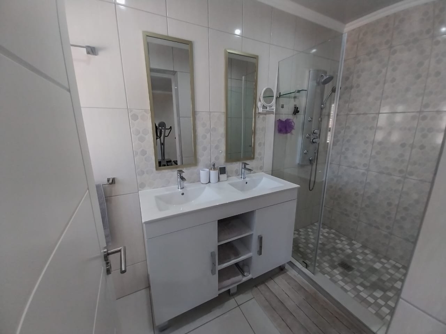 5 Bedroom Property for Sale in Meerhof North West